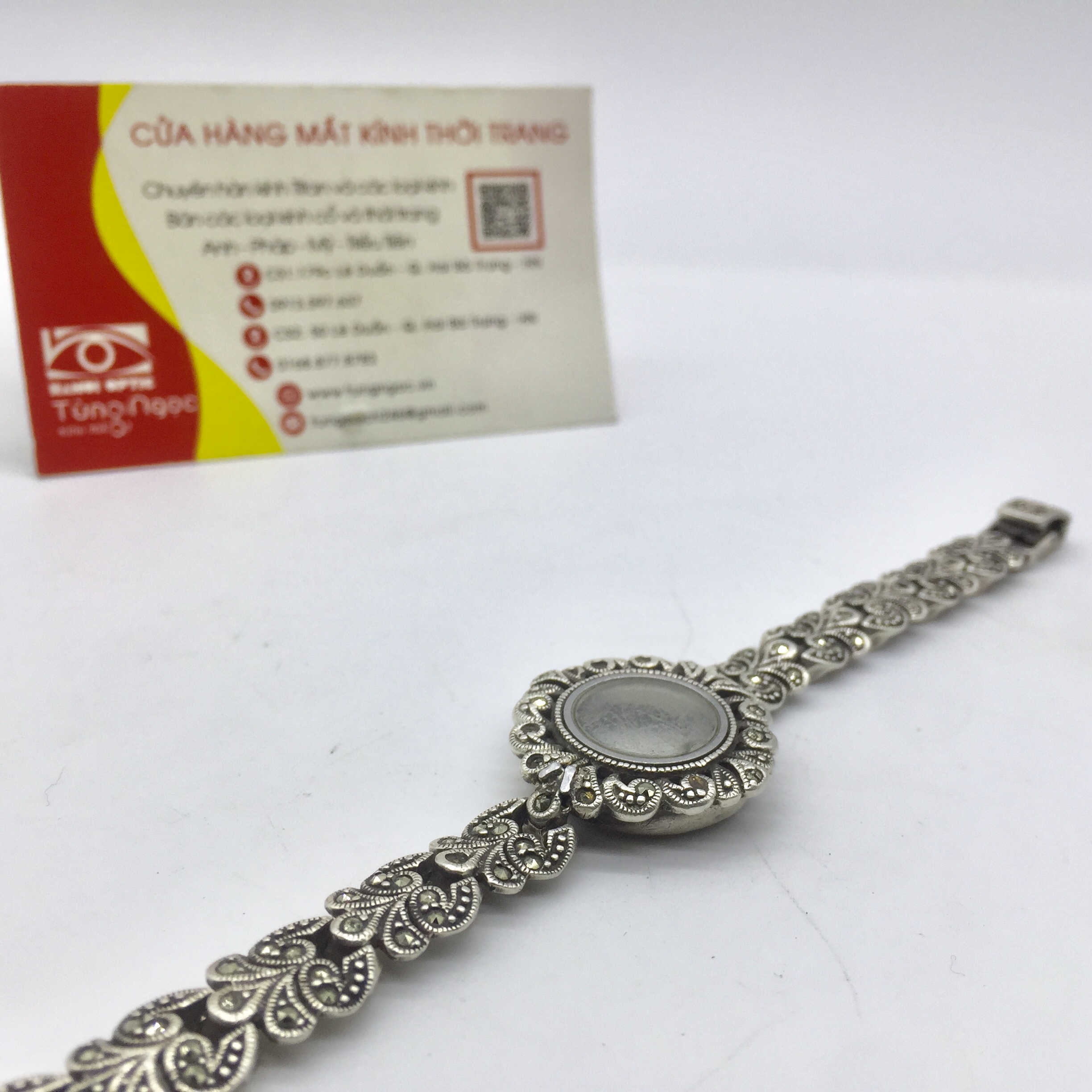 Hàn tai đồng hồ bạc đính đá Sapphire. Bạc giữ nguyên màu, đá đính còn nguyên.