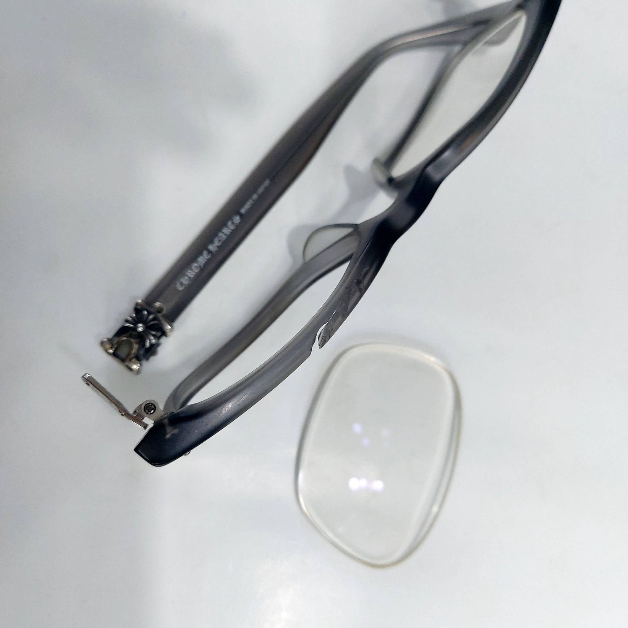 Chữa vết thương hở cho kính VAGILANTE – MATTE GRAPHITE và lắp mắt cận phản quang