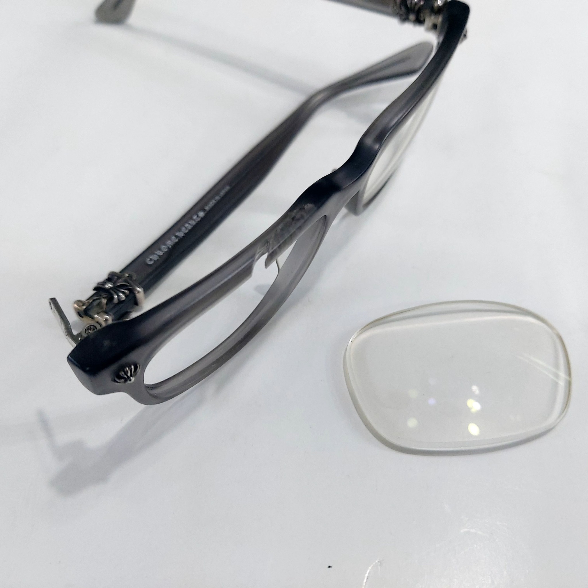 Chữa vết thương hở cho kính VAGILANTE – MATTE GRAPHITE và lắp mắt cận phản quang